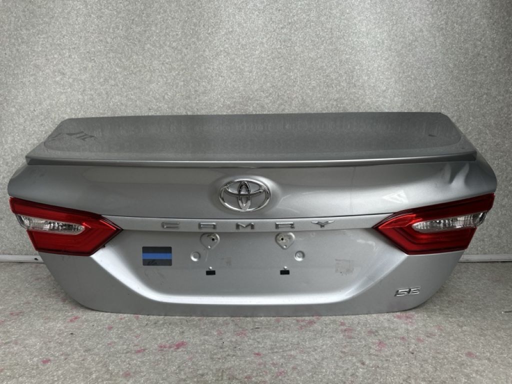 6440106F40 | Кришка багажника TOYOTA CAMRY 70 17-