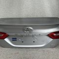 6440106F40 | Кришка багажника TOYOTA CAMRY 70 17-