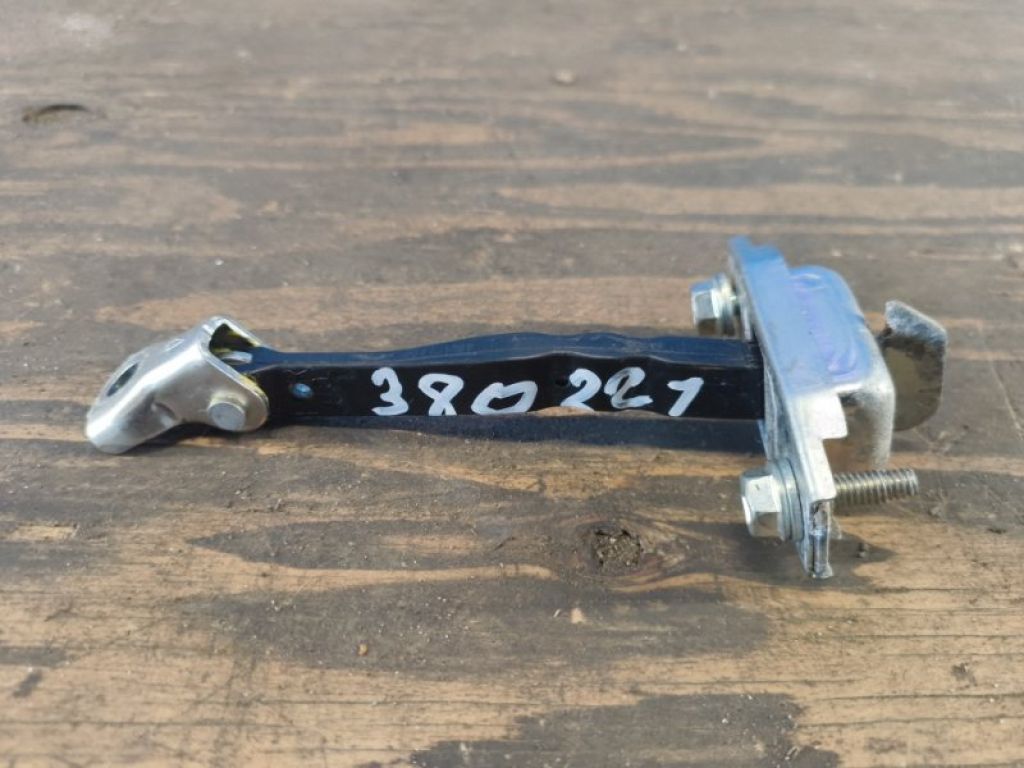 68610-42051 | Обмежувач дверей передній лівий TOYOTA RAV4 13-19