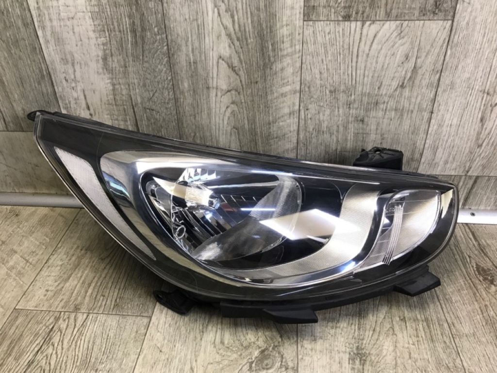 92102-4L000 | Фара права HYUNDAI ACCENT RB 10-