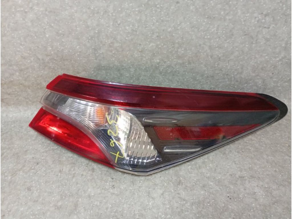 8155006A20 | Ліхтар зовнішній правий TOYOTA CAMRY 70 17-
