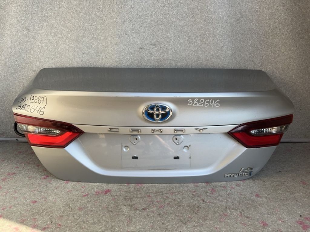 6440106E00 | Кришка багажника TOYOTA CAMRY 70 17-