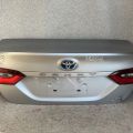 6440106E00 | Кришка багажника TOYOTA CAMRY 70 17-