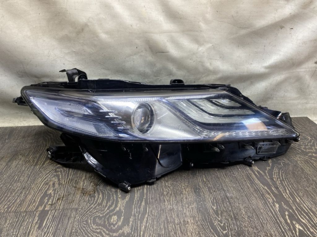 81145-33E10 | Фара права TOYOTA CAMRY 70 17-