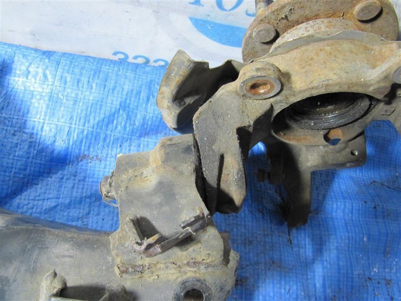 Кулак поворотний передній лівий NISSAN PRIMERA P-11 96-01 40011-2J500 — 5