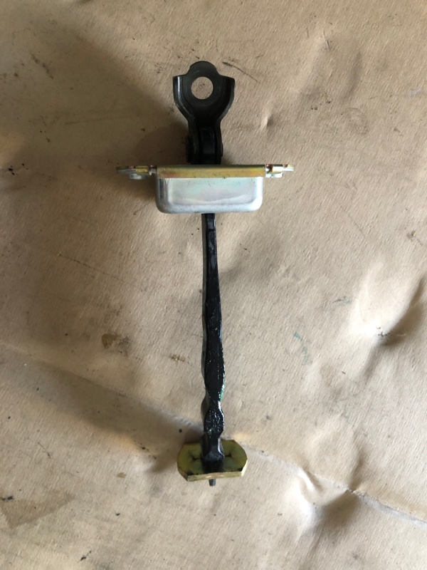 Обмежувач дверей задній правий NISSAN NOTE 04-12 82430-1U600 — 2