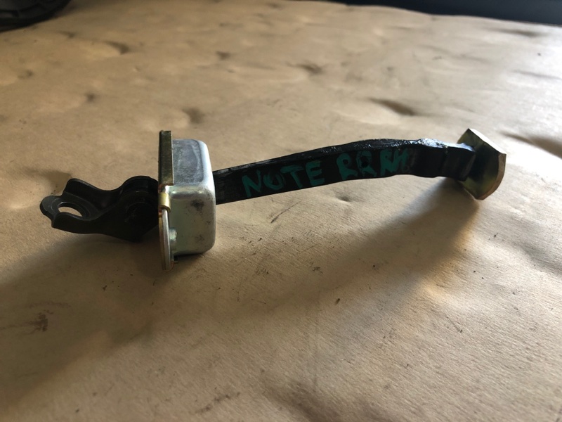 Обмежувач дверей задній правий NISSAN NOTE 04-12 82430-1U600 — 3