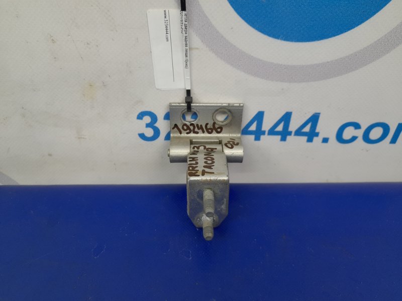Петля двері нижня задня ліва TOYOTA TACOMA 95-04 68770-35040