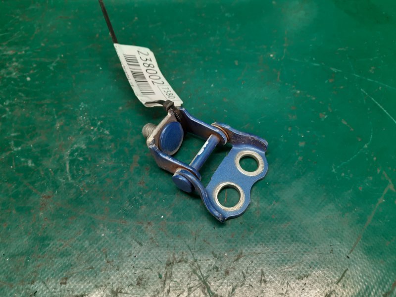 Петля кришки багажника ліва TOYOTA YARIS 05–11 68801-52010 — 2