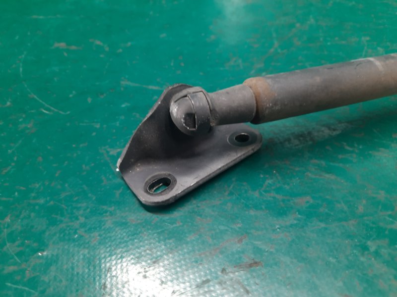 Амортизатор кришки багажника лівий TOYOTA YARIS 05–11 68960-0D012 — 2