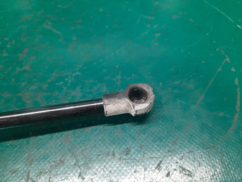 Амортизатор кришки багажника лівий TOYOTA YARIS 05–11 68960-0D012 — 3