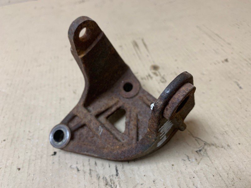 Кронштейн/кріплення двигуна MAZDA MPV 99-06 LC62-39-010B — 2