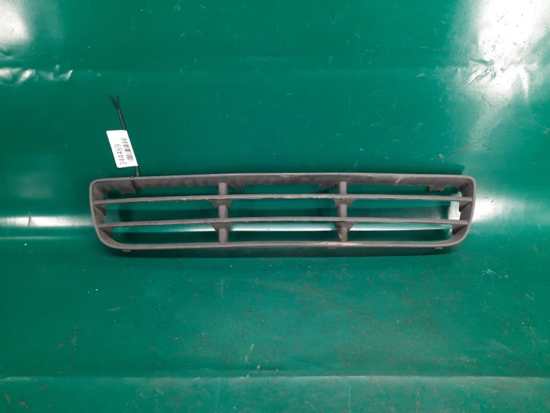 Решітка переднього бампера VOLKSWAGEN BORA 99-05 1J5 853 677 C