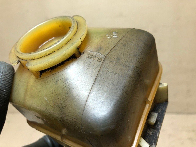 Бачок гідропідсилювача керма TOYOTA AVALON 99-05 44360-06010 — 5
