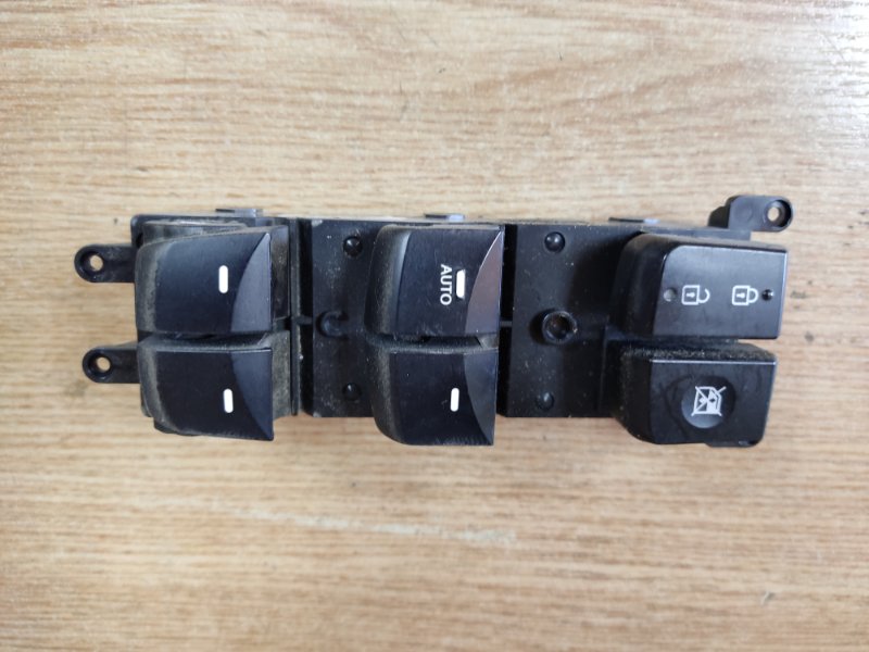 Блок керування склопідіймачами передній лівий HYUNDAI I30 GD 12-17 93571-A5000