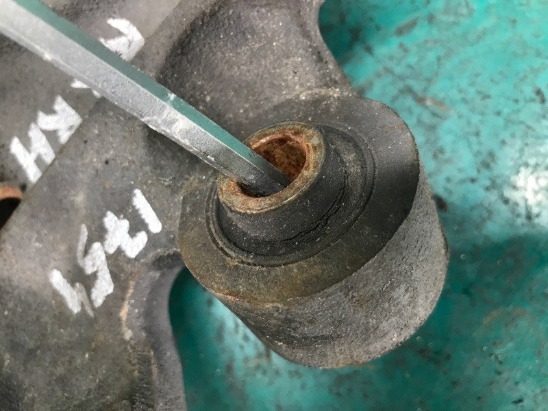 Цапфа задня права KIA SORENTO XM 09-14 527202P000 — 5