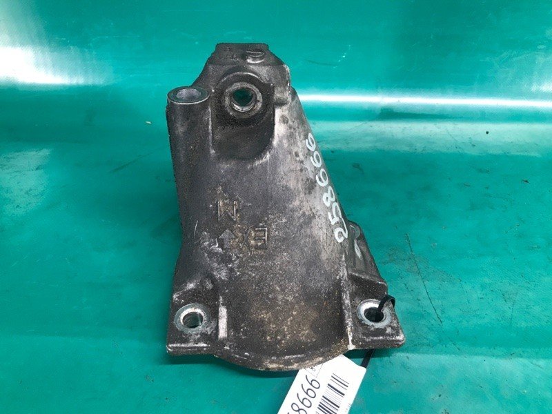 Кронштейн/кріплення двигуна праве LEXUS IS300 99-05 12311-46140