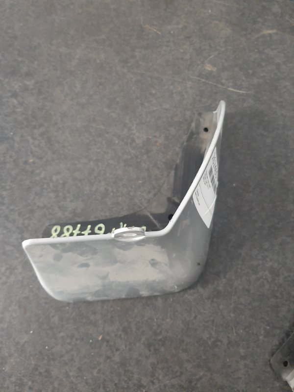 Бризговик задній правий NISSAN LEAF 10-17 93820-3NF0A — 2