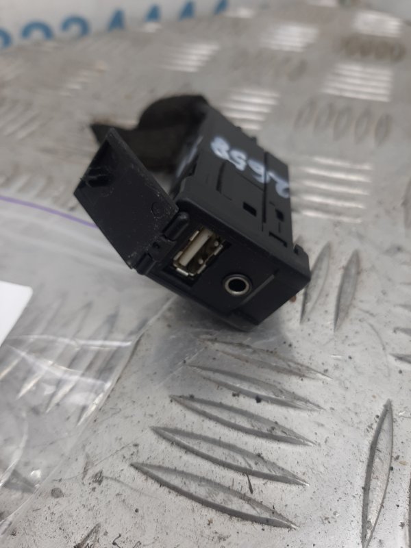 USB адаптер TOYOTA CAMRY 50 12-15 86190-06030 — 2