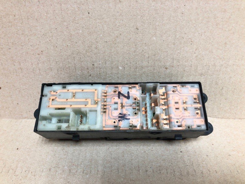 Блок керування склопідіймачами передній лівий NISSAN QX56 / TITAN / ARMADA 04-16 25401-ZW00A — 2