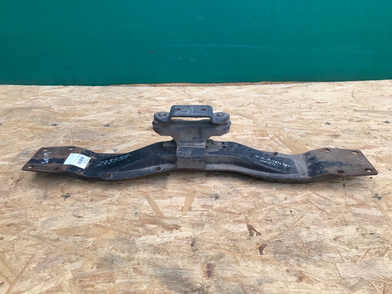 Балка під КПП MITSUBISHI PAJERO SPORT 96-09 MB581860 — 2