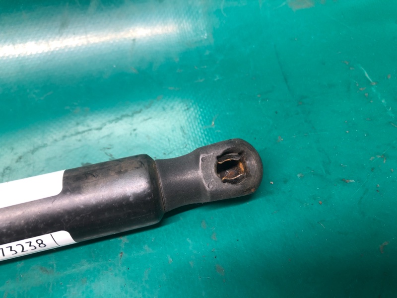 Амортизатор кришки багажника AUDI Q5 08-16 8R0 827 552 B — 3