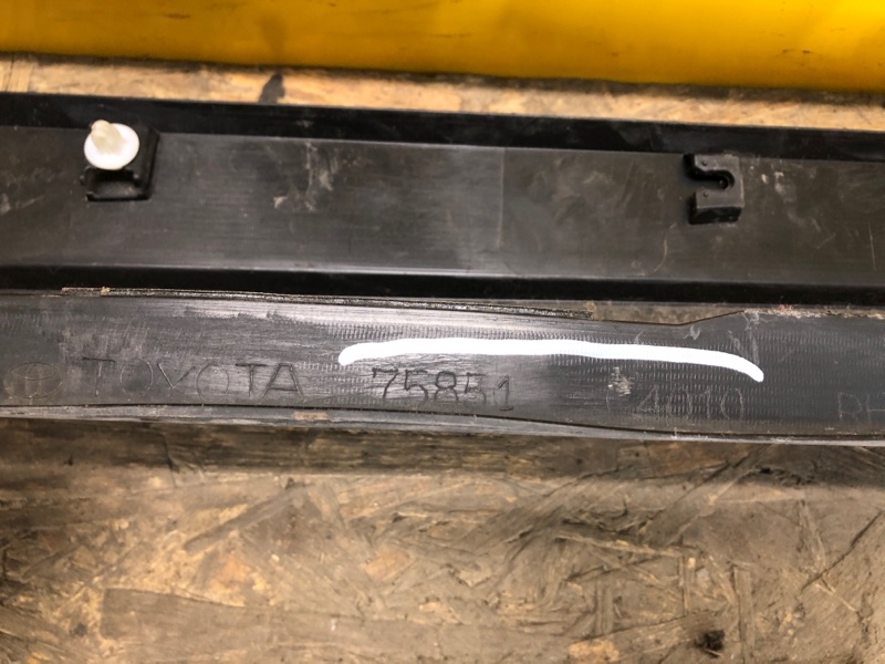 Накладка порогу зовнішня права TOYOTA C-HR 16- 75851-F4010 — 5