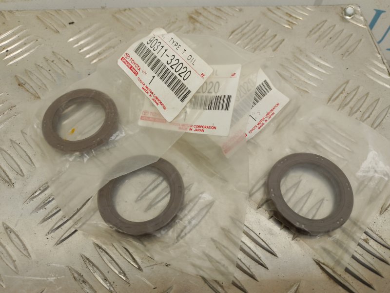 Сальник колінвала передній TOYOTA COROLLA E110 95-00 90311-32020