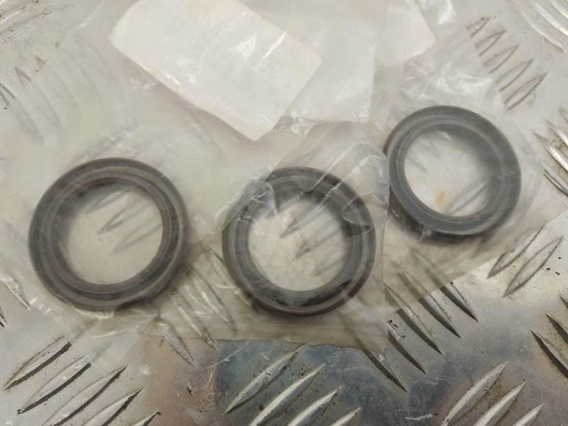 Сальник колінвала передній TOYOTA COROLLA E110 95-00 90311-32020 — 3