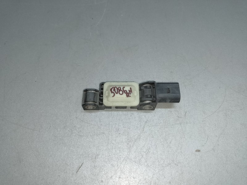 Датчик удару VOLKSWAGEN TOUAREG 02-10 7L0 909 606 D — 2