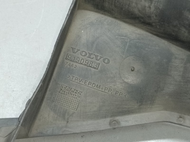 Дефлектор радіатора VOLVO XC70 00–07 9190983 — 3