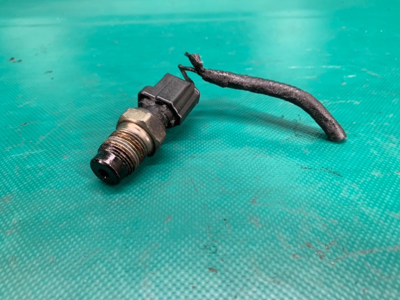 Датчик тиску олії ДВЗ MAZDA TRIBUTE 00-07 AJ03-18-501A