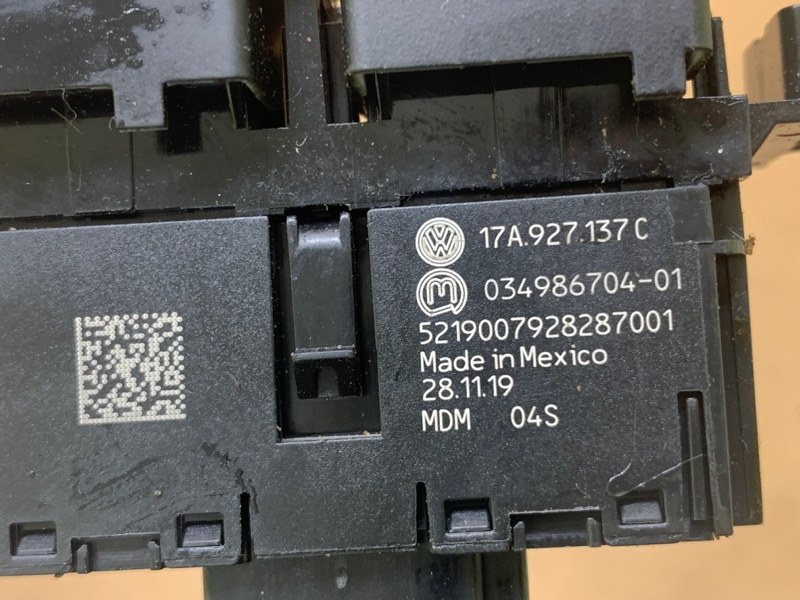 Блок кнопок консолі VOLKSWAGEN JETTA USA 18- 17A 927 137 C — 3