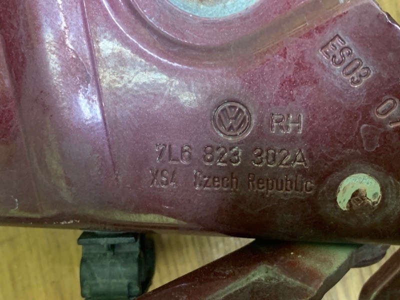 Петля капоту права VOLKSWAGEN TOUAREG 02-10 7L6 823 302 B — 2