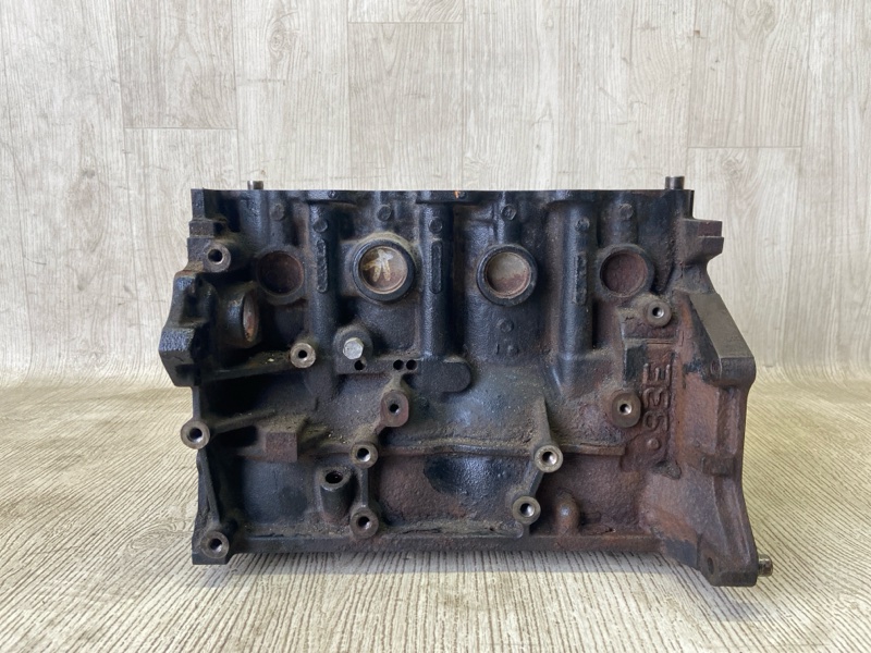 Блок двигуна MITSUBISHI CARISMA 95-04 MD307520 — 2