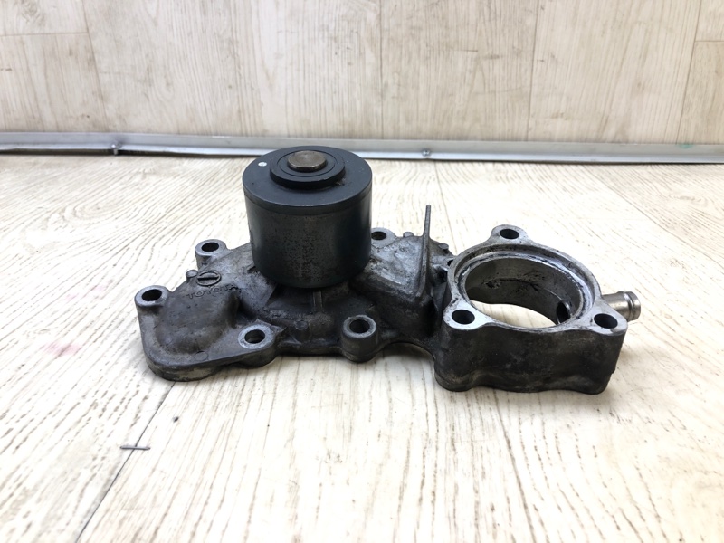 водяний насос TOYOTA LAND CRUISER 90 96-03 1610069395