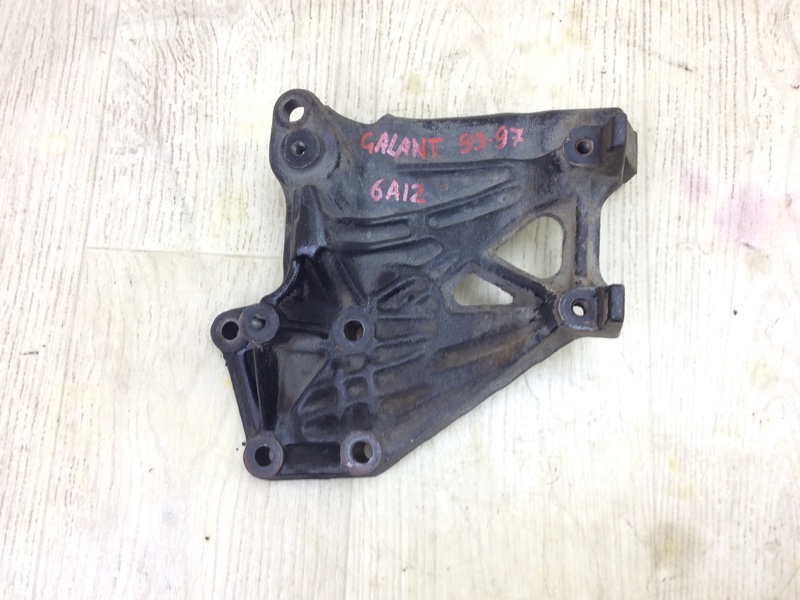 Кронштейн/кріплення компресора кондиціонера MITSUBISHI GALANT 93-97 MB813072