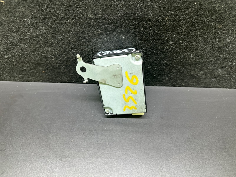 Блок керування центральним замком TOYOTA PRIUS C/AQUA 11-14 897A0-52030 — 3