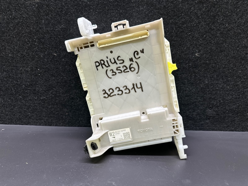 Блок запобіжників салон TOYOTA PRIUS C/AQUA 11-14 82730-52P60