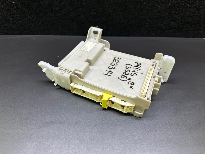 Блок запобіжників салон TOYOTA PRIUS C/AQUA 11-14 82730-52P60 — 4