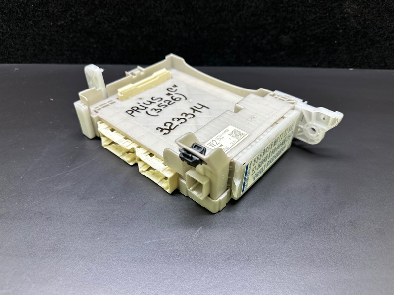 Блок запобіжників салон TOYOTA PRIUS C/AQUA 11-14 82730-52P60 — 5