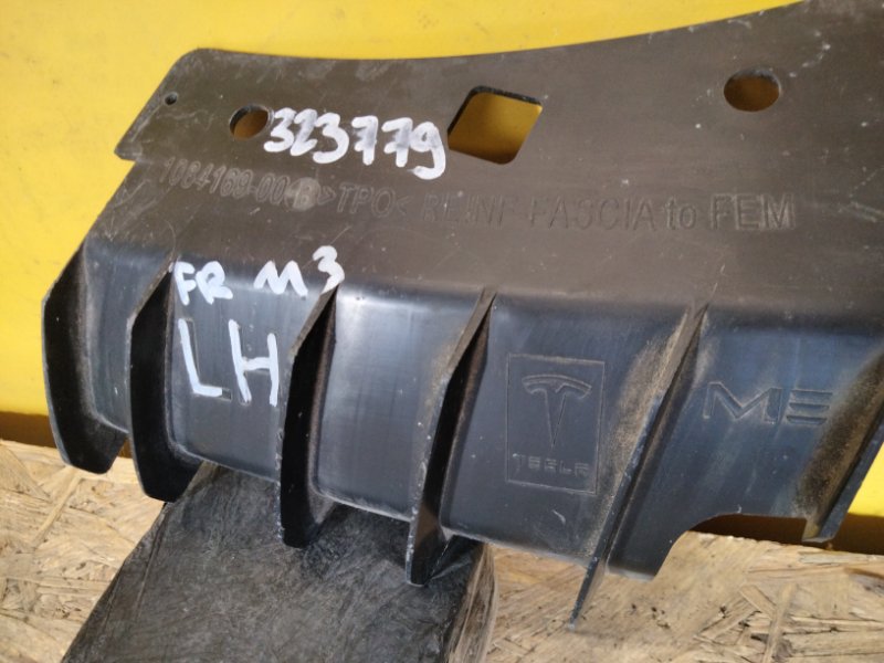 Кронштейн/кріплення переднього бампера ліве TESLA MODEL 3 17- 108416900B — 3