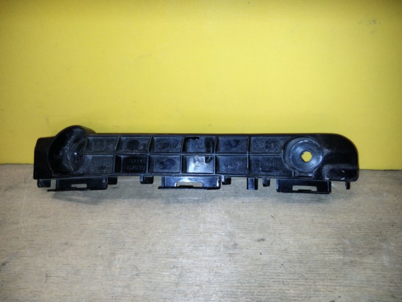 Кронштейн/кріплення переднього бампера праве TOYOTA AVALON 13-18 5214607030