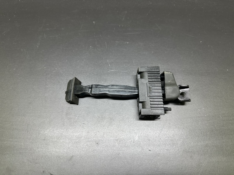 Обмежувач дверей задній лівий CADILLAC CT5 19-24 84873709 — 2