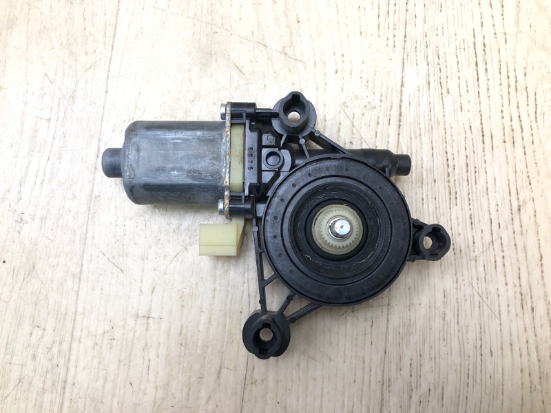 Моторчик склопідйомника передній правий AUDI A4 15- 8W0959802
