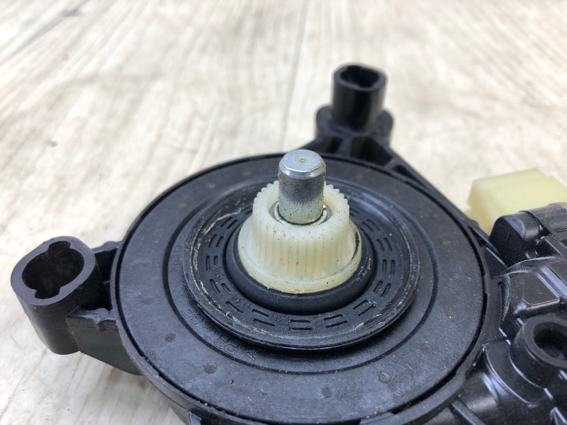 Моторчик склопідйомника передній правий AUDI A4 15- 8W0959802 — 3