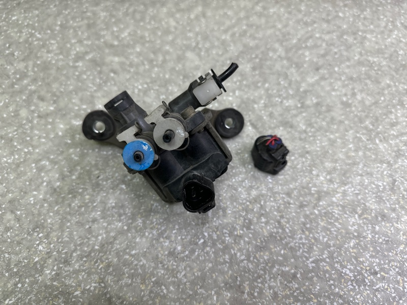 Клапан пневмопідвіски передній LEXUS LS400 94-00 48095-50030 — 2
