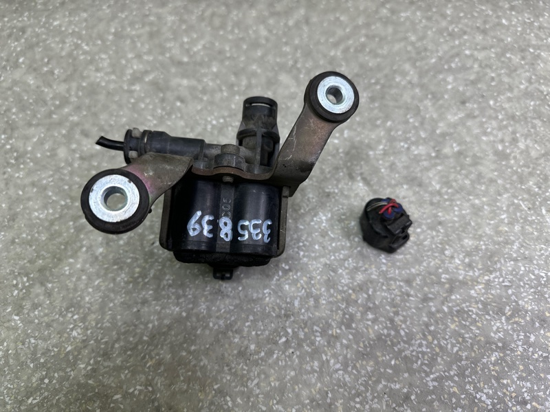 Клапан пневмопідвіски передній LEXUS LS400 94-00 48095-50030 — 3