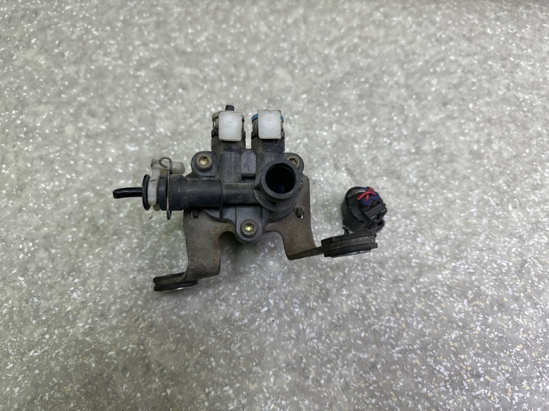 Клапан пневмопідвіски передній LEXUS LS400 94-00 48095-50030 — 4