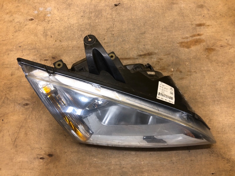 Фара права FORD FOCUS 04-11 4M51-13W029-AC — 4